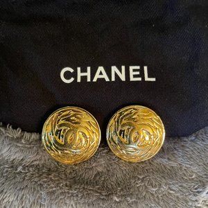 Preowned vintage golden Chanel CC clip on earrings